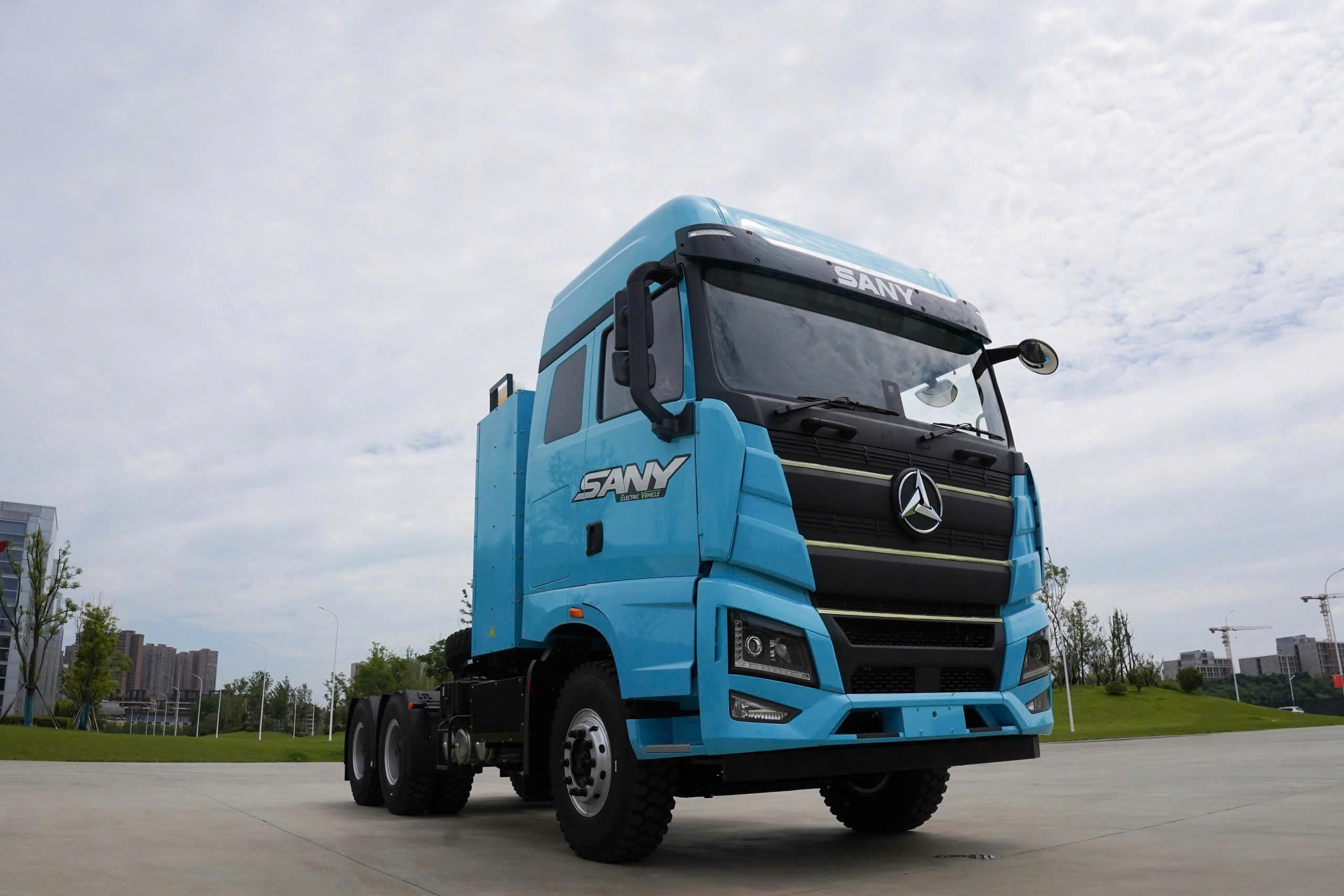 XE ĐẦU KÉO ĐIỆN JIANGSHAN 6×4 EV550-425